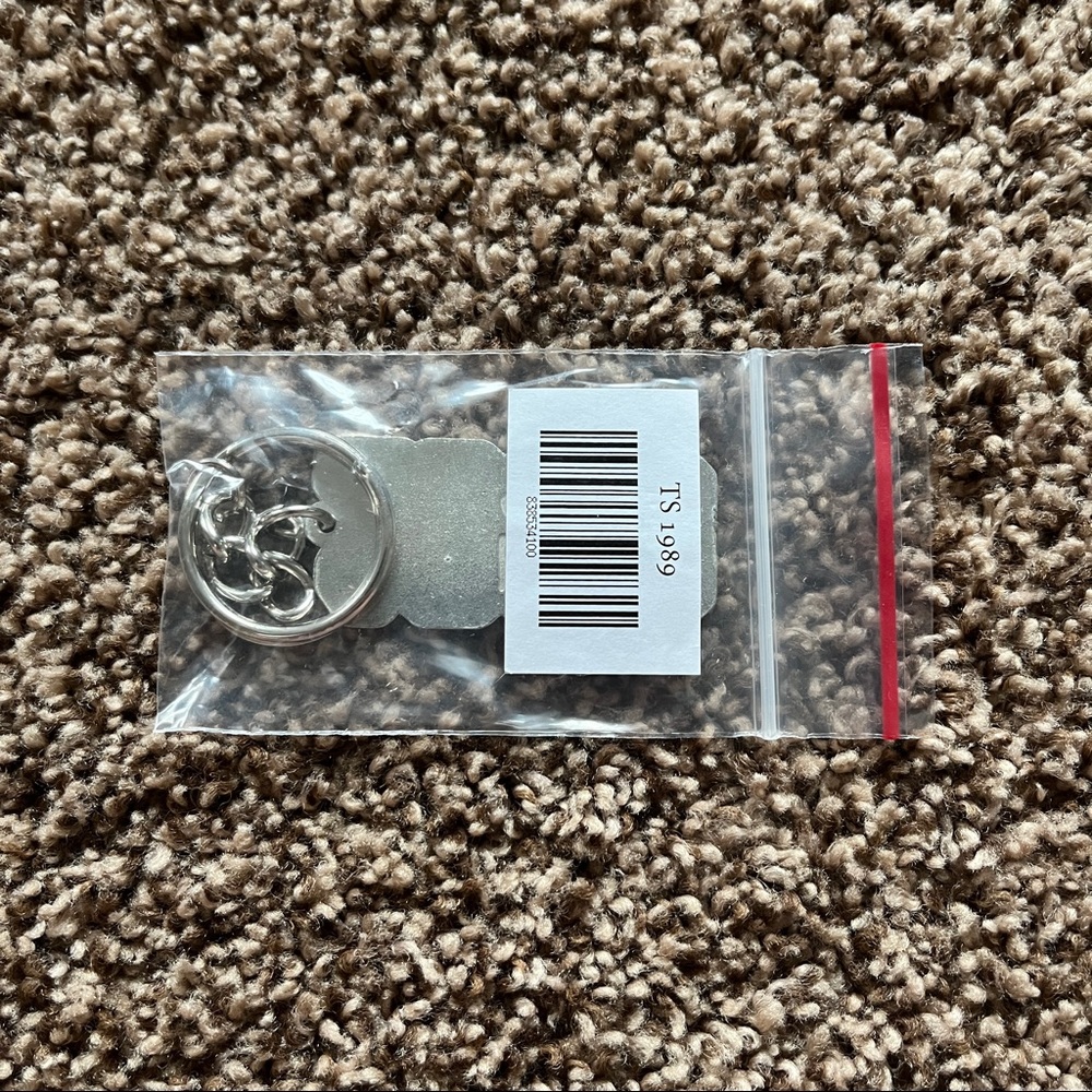 NEW Taylor Swift 1989 Keychain - Picture 2 of 3